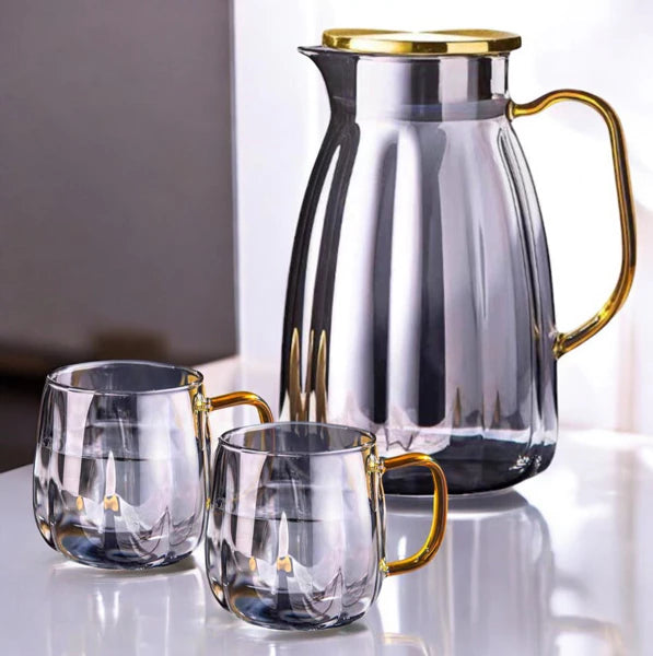 Set Carafa cu Maner si Capac 1600ml + 2 Pahare 350ml Sticla Borosilicat Rezistenta la Zgarieturi si Temperaturi Ridicate Bauturi Calde si Reci Dimensiuni Carafa 20, 5x12cm Capac 9cm Pahare 9x7, 5cm Ambalaj Cadou Elegant