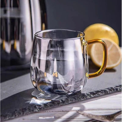 Set Carafa cu Maner si Capac 1600ml + 2 Pahare 350ml Sticla Borosilicat Rezistenta la Zgarieturi si Temperaturi Ridicate Bauturi Calde si Reci Dimensiuni Carafa 20, 5x12cm Capac 9cm Pahare 9x7, 5cm Ambalaj Cadou Elegant