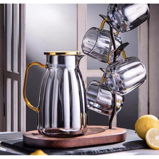 Set Carafa cu Maner si Capac 1600ml + 2 Pahare 350ml Sticla Borosilicat Rezistenta la Zgarieturi si Temperaturi Ridicate Bauturi Calde si Reci Dimensiuni Carafa 20, 5x12cm Capac 9cm Pahare 9x7, 5cm Ambalaj Cadou Elegant